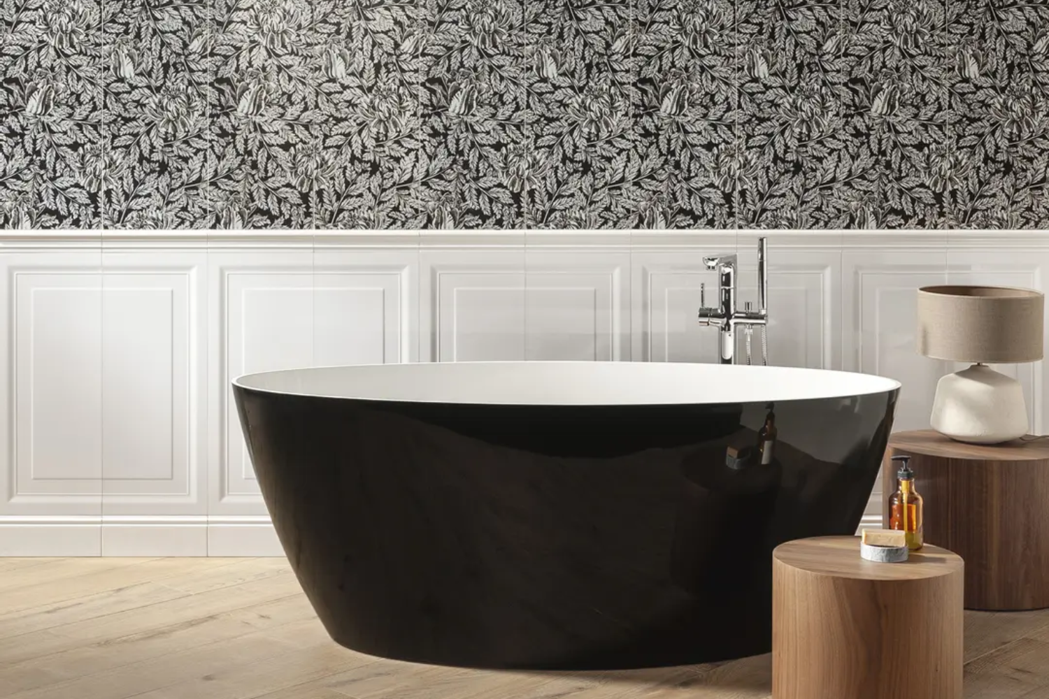 Stylowa łazienka z biało-czarną wanną i dekoracyjną ścianą